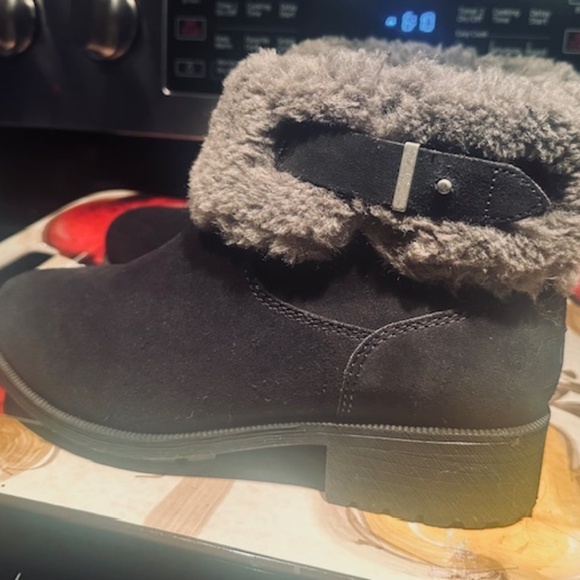 BRAND NEW NEVER USED UGG Fur Trim Boots (Booties) 9.5 US - Picture 3 of 13